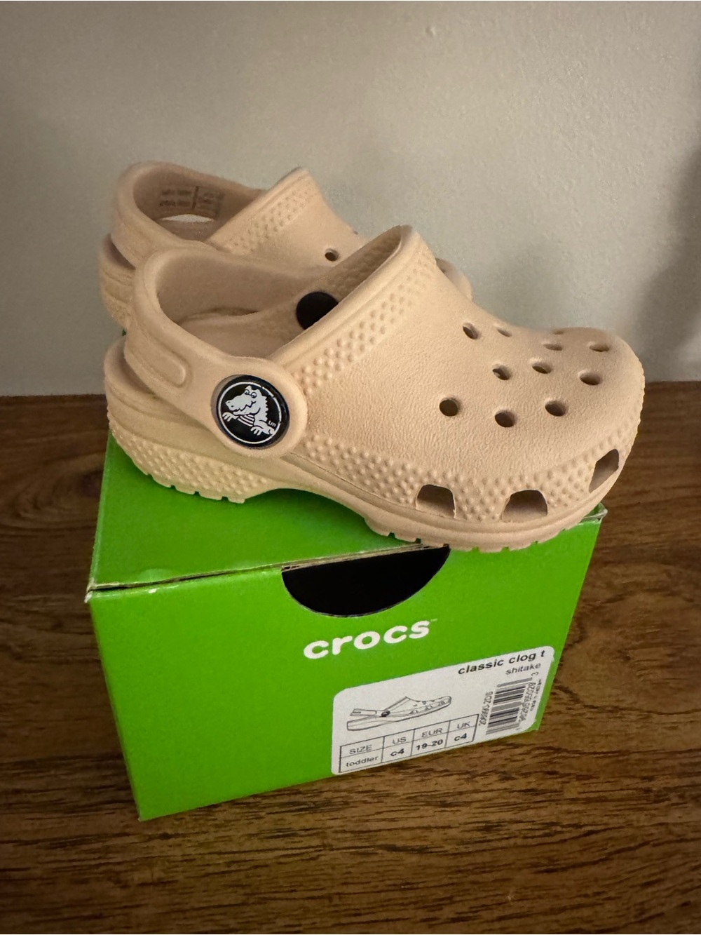 Crocs Kids Classic Clog in Shitake
